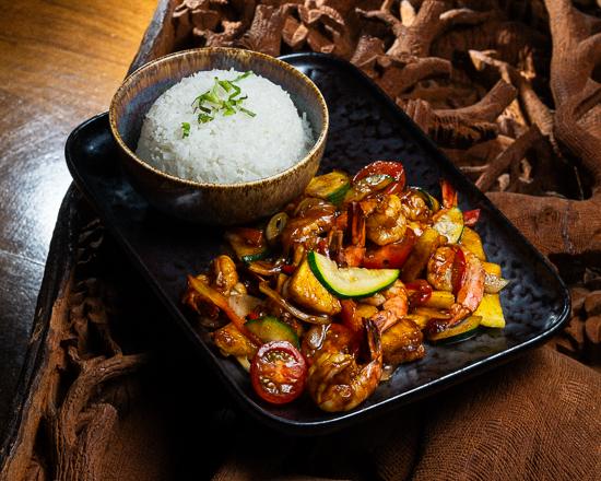 Crevettes sautées à l'ananas juteux au wok