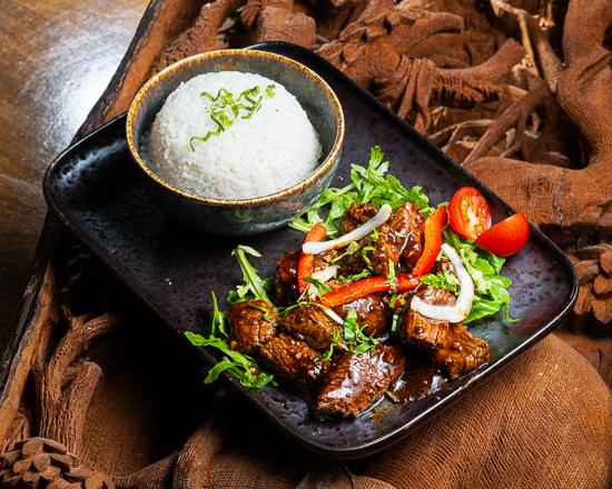 Bœuf Loc Lac et sauce tigre, spécialité cambodgienne