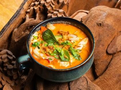 Soupe au curry rouge et lait de coco