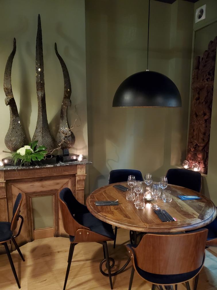 La salle boisée et chaleureuse du Bistrot Thaï, rue Thiers à Lille