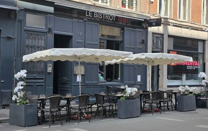La terrasse du Bistrot Thaï rue Thiers, ouverte du 1er mai au 30 septembre